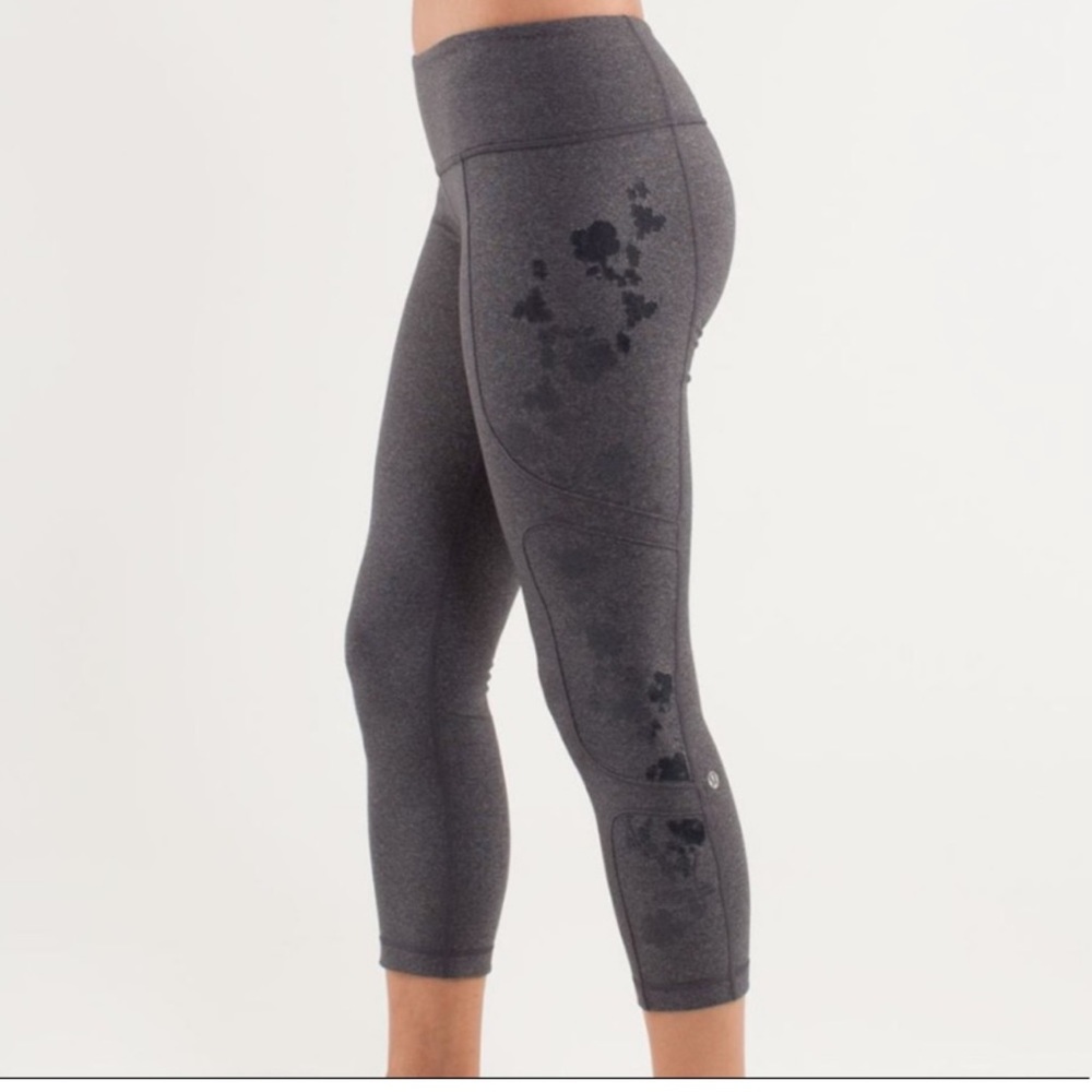 EUC* Lululemon “Hold Me Close” Crop Leggings